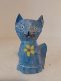 # Pisica / pisicuta de lemn pictata manual, decor figurina,albastru deschis cu floare galbena, vintage, vechi, 12cm inaltime