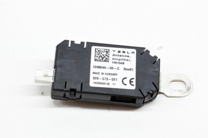 Amplificator de antena TESLA MODEL 3 2020 OEM: 1098046-00-C 13824237