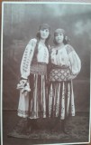 Fotografie tip carte postala, doua tinere in port popular, inceput de secol XX