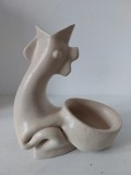 Figurină decorativă ceramică sculpturală &ndash; pasăre stilizată/cocos cu bol, semnată GrG 1978, obiect vintage colecție, 20 cm &icirc;nălțime