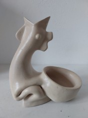 Figurină decorativă ceramică sculpturală &ndash; pasăre stilizată/cocos cu bol, semnată GrG 1978, obiect vintage colecție, 20 cm &icirc;nălțime