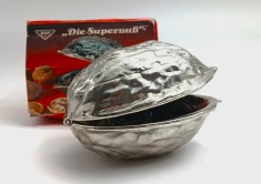 Spargator de Nuci din Metal Cromat nuante argintii anii &#039;70 cu balamale in cutia originala