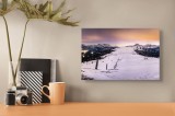 Tablou Canvas, "Tăcerea iernii &icirc;n lumina amurgului", Munți, Zăpadă, Cer, Lumini, Apus, V&acirc;rfuri, Peisaj, Iarnă, Culoare, Panorama, 39 x 26 cm, CMCLASS