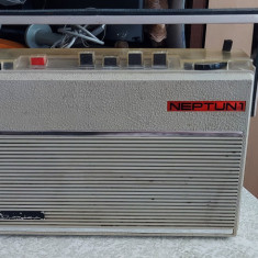 RADIO NEPTUN 1 , FUNCTIONEAZA SI PE LUNGI SI PE MEDII ARE SI ALIMENTATOR LA 220V