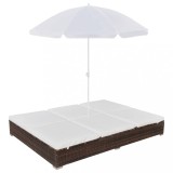 Cumpara ieftin Pat șezlong de exterior cu umbrelă, maro, poliratan