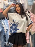 Tricou cu nasturi decorativi pe umar si imprimeu floral albastru
