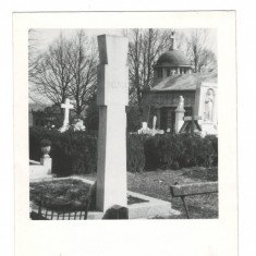 Fotografie ”Crucea și mormântul G. Bacovia - cimitirul Bellu” (1965, 8,5x6 cm.)