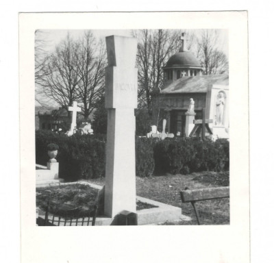 Fotografie &amp;rdquo;Crucea și morm&amp;acirc;ntul G. Bacovia - cimitirul Bellu&amp;rdquo; (1965, 8,5x6 cm.) foto