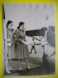 HOPCT 536 Y -FOTOGRAFIE VECHE D=18 / 13 CM-AVION/AVIATIE-AVIATOARE BETTY SI VIRGINIA BAKER-TURUL LUMII--FOTOGRAFIE AGENTIA NEW YORK TIMES PHOTOS 1947