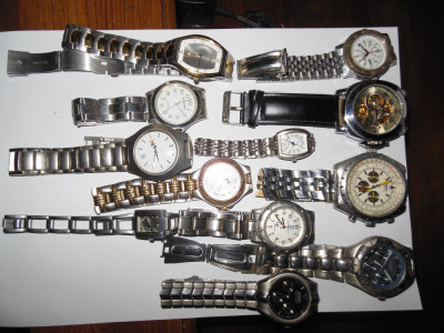 Ceasuri diferite bune sau defecte. foto