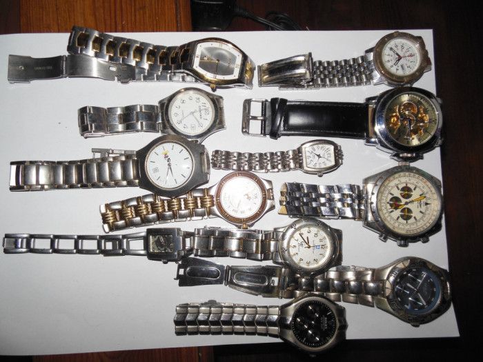 Ceasuri diferite bune sau defecte.