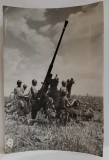 TUN ANTIAERIAN AL ARMATEI ROMANE , PAZIND PODUL PESTE RAUL BUG , FOTOGRAFIE PRESA , AL DOILEA RAZBOI MONDIAL