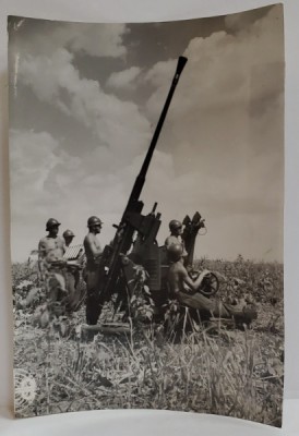TUN ANTIAERIAN AL ARMATEI ROMANE , PAZIND PODUL PESTE RAUL BUG , FOTOGRAFIE PRESA , AL DOILEA RAZBOI MONDIAL foto