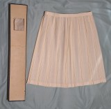 Fusta plisata culoare alba - eleganta, de productie romaneasca, anii 1950-1960, in cutia veche si originala - piesa superba de colectie