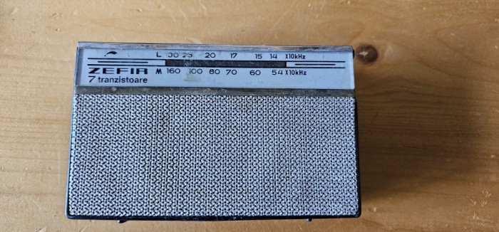 RADIO ZEFIR 7 TRANZISTOARE , CARCASA GOALA !