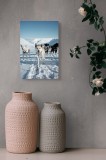 Tablou Canvas, "C&acirc;ini de sanie &icirc;n peisaj nordic", C&acirc;ini, Sled, Zăpadă, Munți, Cer, Albastru, Aventură, Rece, Natură, Arctic., 26 x 39 cm, CMCLASS