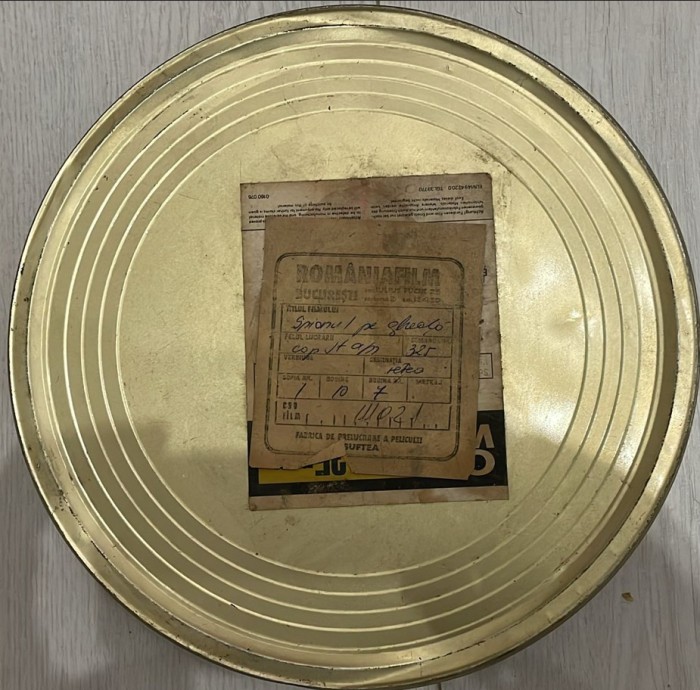 Cutie 2 tablă rolă peliculă film Romaniafilm, perioada comunistă, SPOINUL PE GHEATA, Fabrica BUFTEA, epoca de aur, Ceausescu, 28 cm diam si 4.5 cm h