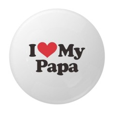 Insigna rotunda I Love My Papa, 58 mm, fundal alb, mesaj cu inimioara rosie, ac metalic