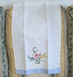 Stergar Vintage din bumbac cu broderie manuala florala in cruciulite- dimensiune mai mica