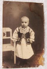 Fotografie veche.Copil in costum popular din Transilvania. foto