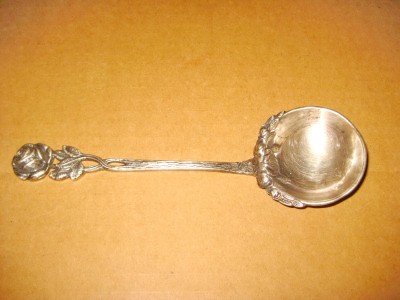 B820-Polonic sosuri alama argintata. Lungime 17, diametrul 5 cm. foto