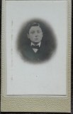 Fotografie tip CDV, tanar cu papion, inceput de secol XX