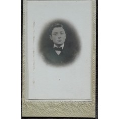 Fotografie tip CDV, tanar cu papion, inceput de secol XX