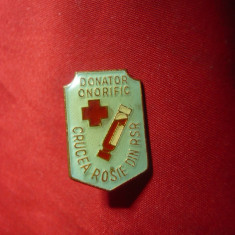 Insigna veche Donator Onorific -Crucea Rosie RSR ,metal si email ,h=2,1cm