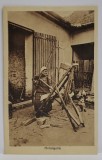 HOLZSAGERIN , FEMEIE TAIND LEMNE CU FERASTRATUL , CARTE POSTALA , 1916