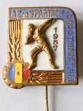 INSIGNA SPARTACHIADA TINERETULUI 1957 ARUNCAREA GREUTATII ALT TIP RPR (CITITI DESCRIEREA)