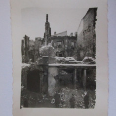 Mini fotografie 72 x 55 mm ruine bombardamente WWII cu ofiteri nazisti in fundal