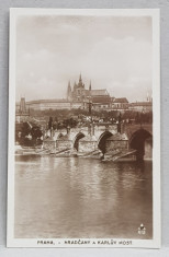 PRAGA , CARTIERUL SI CETATEA HRADCANY SI PODUL CAROL , CU RAUL VLTAVA , CARTE POSTALA ILUSTRATA , MONOCROMA, NECIRCULATA , DATATA 1924 foto