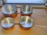 H395-Set 4 Tigai pentru gatit in stare foarte buna din cupru masiv robust cu manere bronz, rezistente Europa Occidentala piese scumpe si de calitate.