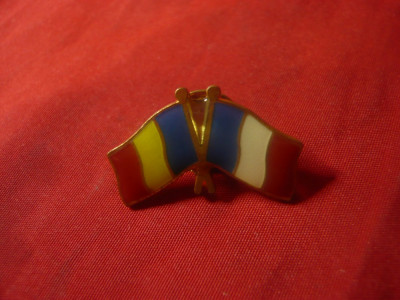 Insigna Prietenia Romano- Franceza - Drapele ,metal si email , L=2,8cm ,cu buton foto