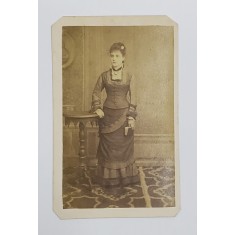 TANARA CU ROCHIE LUNGA , FOTOGRAFIE TIP C.D.V. , SFARSITUL SECOLULUI XIX