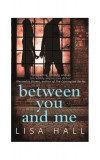 Between You and Me : A Psychological Thriller with a Twist You Won&#039;t See Coming - Paperback brosat - Lisa Hall - Harper Collins Publishers Ltd.