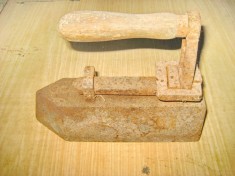 A813-Calcator metalic greu vechi anii cca 1900 din fier masiv cca 7-8 kg.