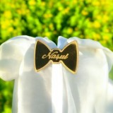 Cocardă Nuntă Plexiglas Oglindă Tip Papion &ndash; Personalizată cu Nume | Accesoriu Elegant Invitați