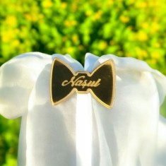 Cocardă Nuntă Plexiglas Oglindă Tip Papion &ndash; Personalizată cu Nume | Accesoriu Elegant Invitați