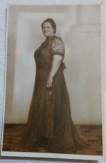Fotografie tip Carte postala, femeie in rochie de dantela, perioada interbelica
