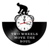 Ceas de perete din disc vinil, Tematică Ciclism, Mesaj &ldquo;Two Wheels Move the Soul&rdquo;, Design Retro