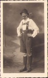 P1055 T&acirc;nără deghizată &icirc;n bărbat, cu centură cercetaș, perioada interbelică