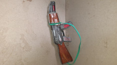 Jucarie veche din tabla AK-47 foto