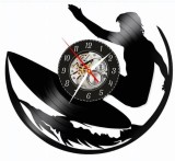 Ceas de perete din disc vinil, Tematică Surf / Surfing, Design Sporturi Nautice cu Surfer pe Val, Negru