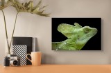 Tablou Canvas, "Portretul unui dragon verde enigmatic", Verde, Solzi, Frunză, Ochi, Textură, Contrast, Natură, Detalii, 39 x 26 cm, CMCLASS