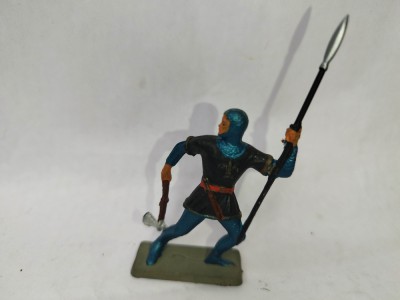 bnk jc Starlux - soldat medieval cu sulita si topor foto