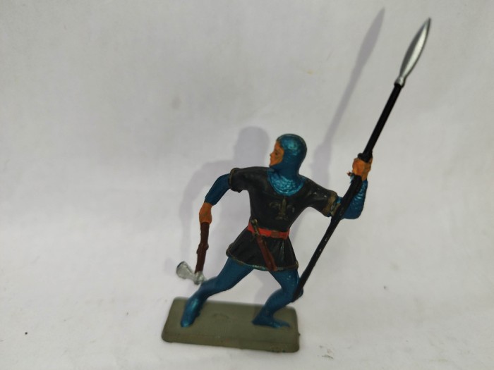 bnk jc Starlux - soldat medieval cu sulita si topor