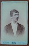 Fotografie tip CDV, tanar cu cravata, inceput de secol XX