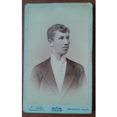 Fotografie tip CDV, tanar cu cravata, inceput de secol XX