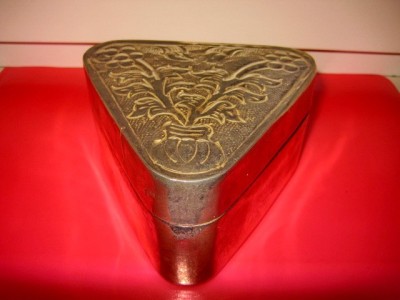 4531-I-Caseta veche triunghi crom ambutisata design cana flori anii 1920-30. foto